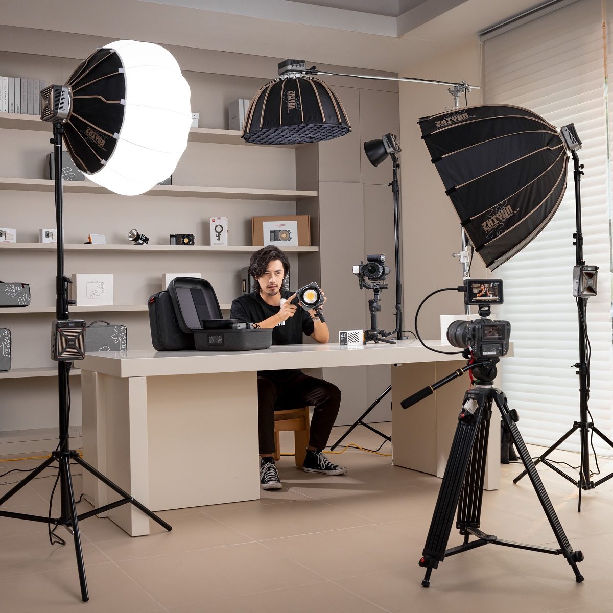 Zhiyun Molus G200: a Powerful Palm-sized Professional 200W COB Video Light